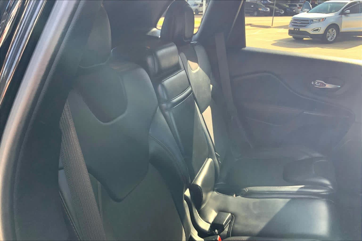 Used 2017 Jeep Cherokee Trailhawk w/ Comfort/Convenience Group AWD/4WD image 19