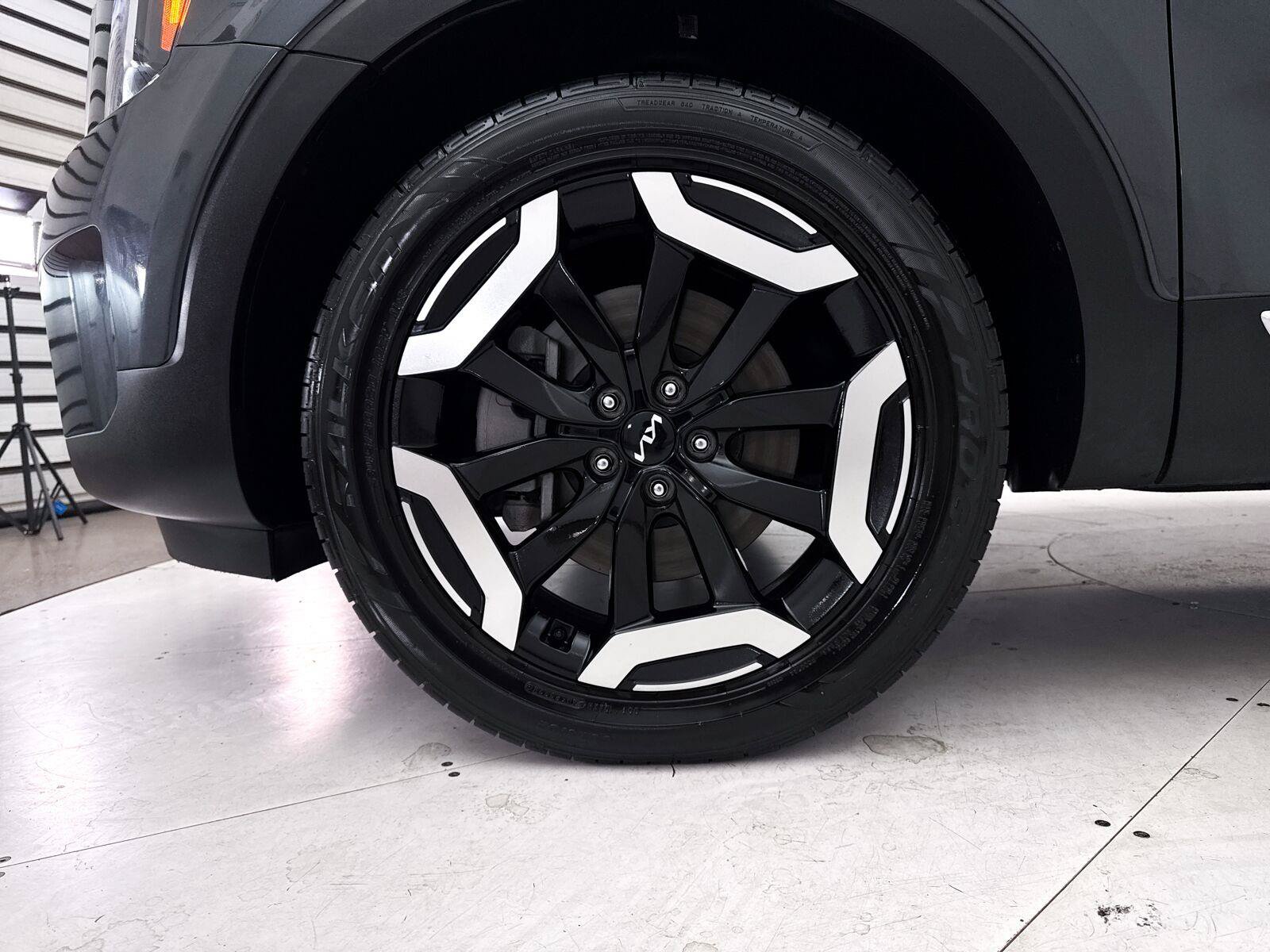 Used 2023 Kia Telluride EX w/ EX Captain's Chair Package FWD image 17