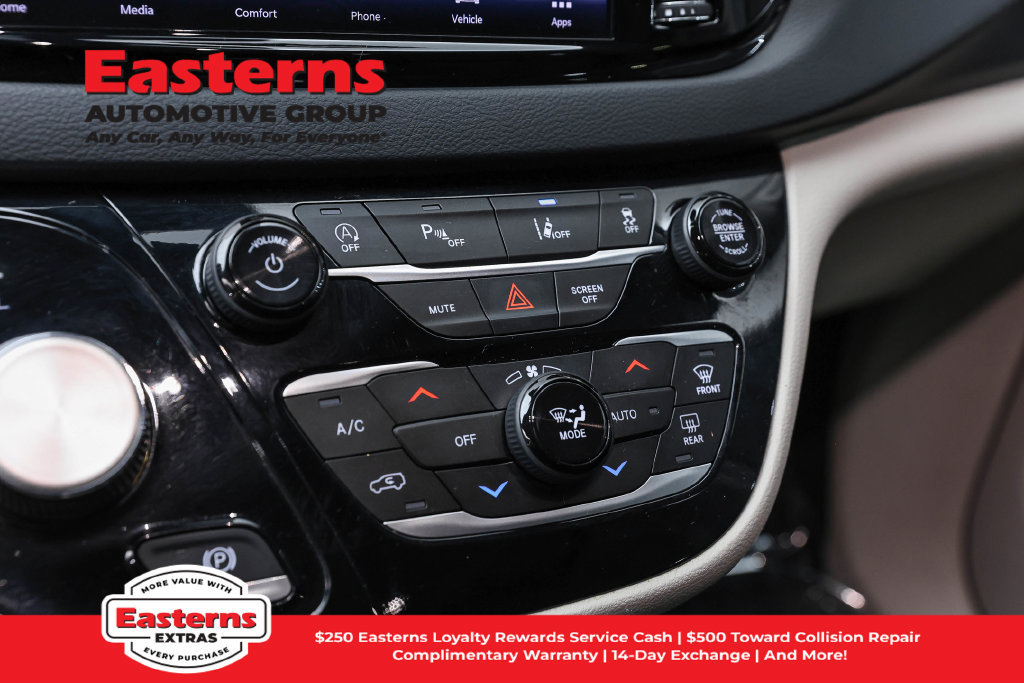 Used 2023 Chrysler Pacifica Touring-L FWD image 21