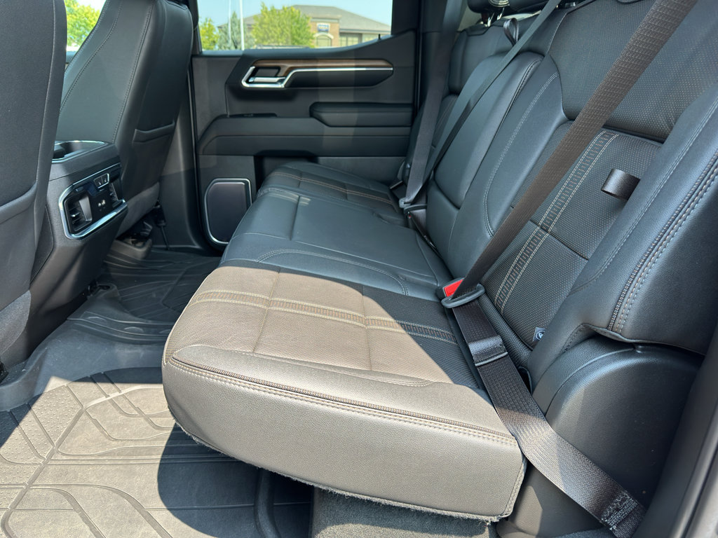 Used 2023 Chevrolet Silverado 1500 High Country w/ Technology Package AWD/4WD image 17
