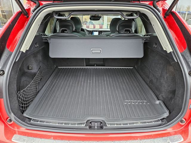 Used 2021 Volvo XC60 T5 Momentum w/ Advanced Package image 11