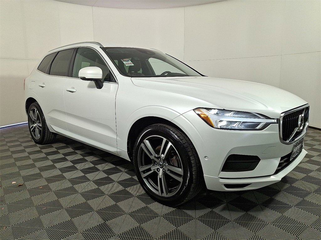 Used 2018 Volvo XC60 T5 Momentum w/ Vision Package image 4