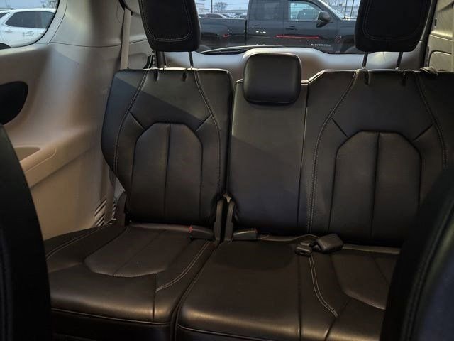 Used 2023 Chrysler Pacifica Touring-L image 32