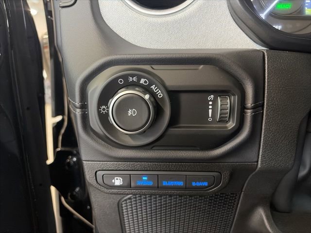 Used 2025 Jeep Wrangler Unlimited Sahara image 16