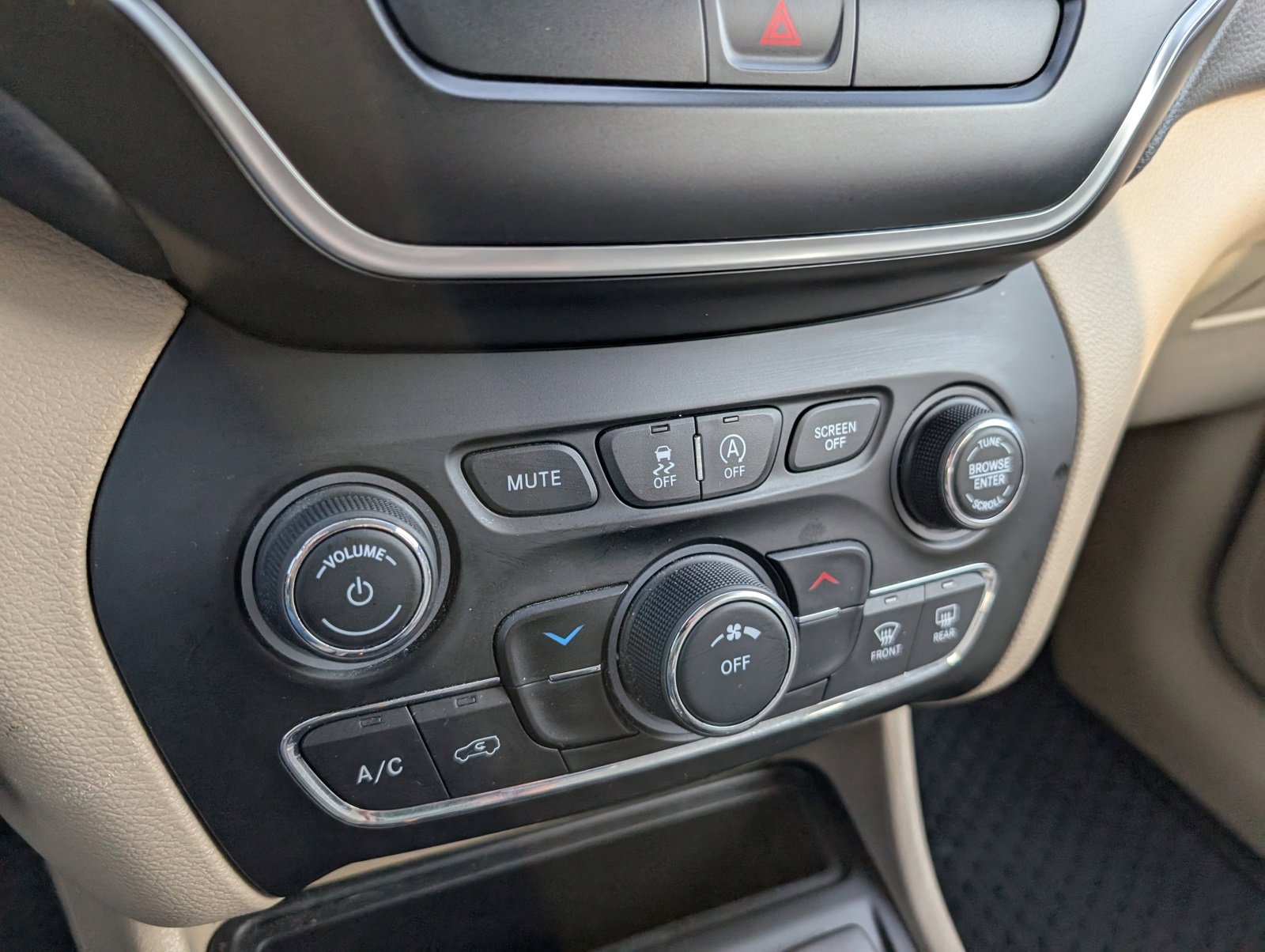 Certified 2019 Jeep Cherokee Latitude w/ Cold Weather Group image 18