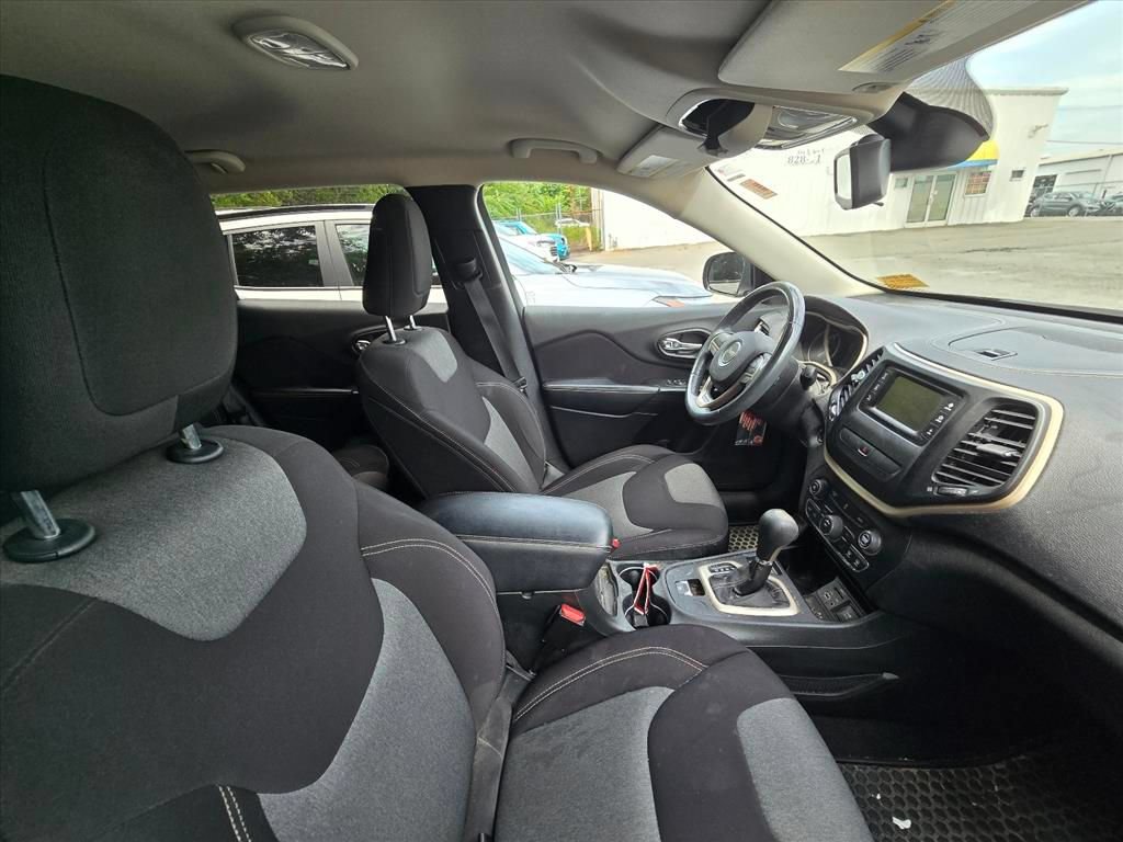 Used 2014 Jeep Cherokee Latitude w/ Cold Weather Group FWD image 8