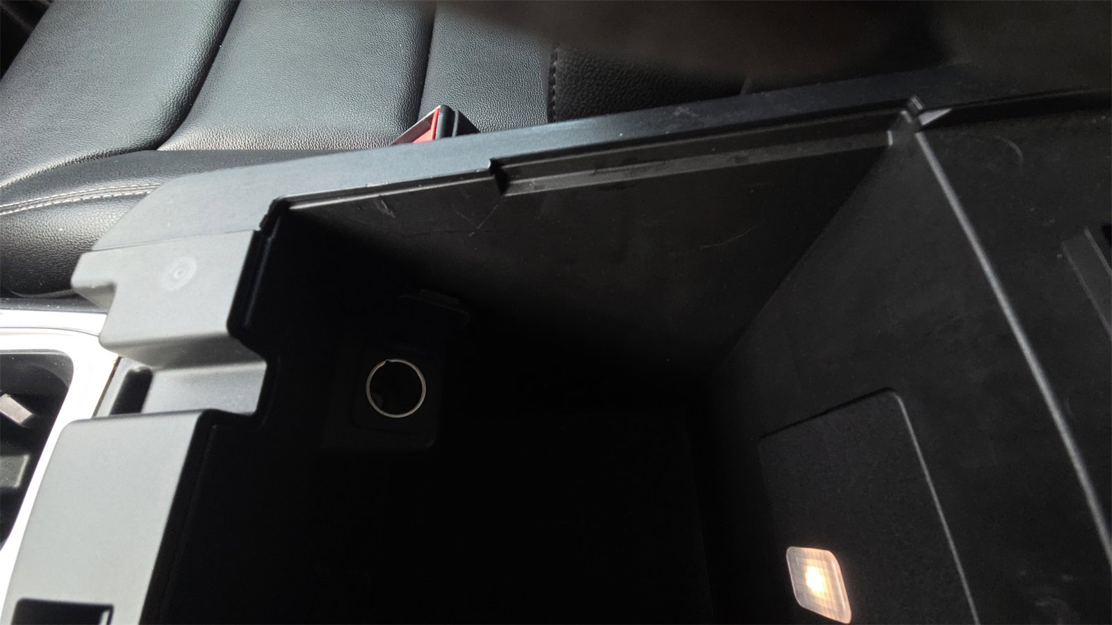 Used 2020 Ford Explorer XLT w/ Equipment Group 202A image 34