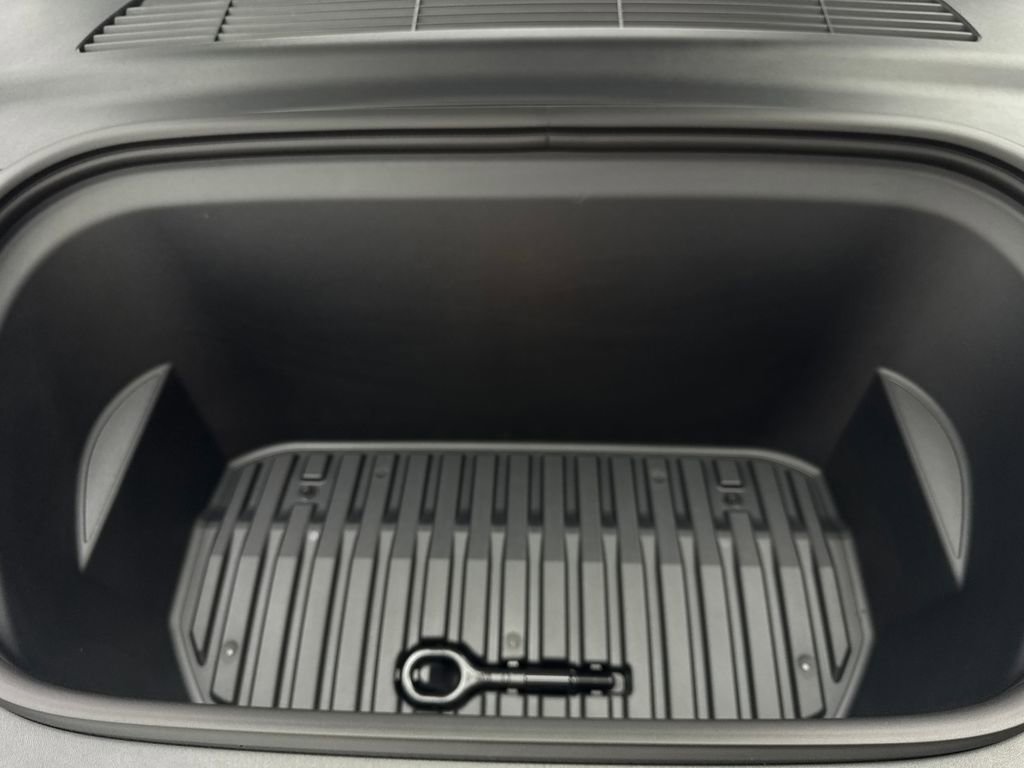 Used 2024 Tesla Model Y Long Range image 75