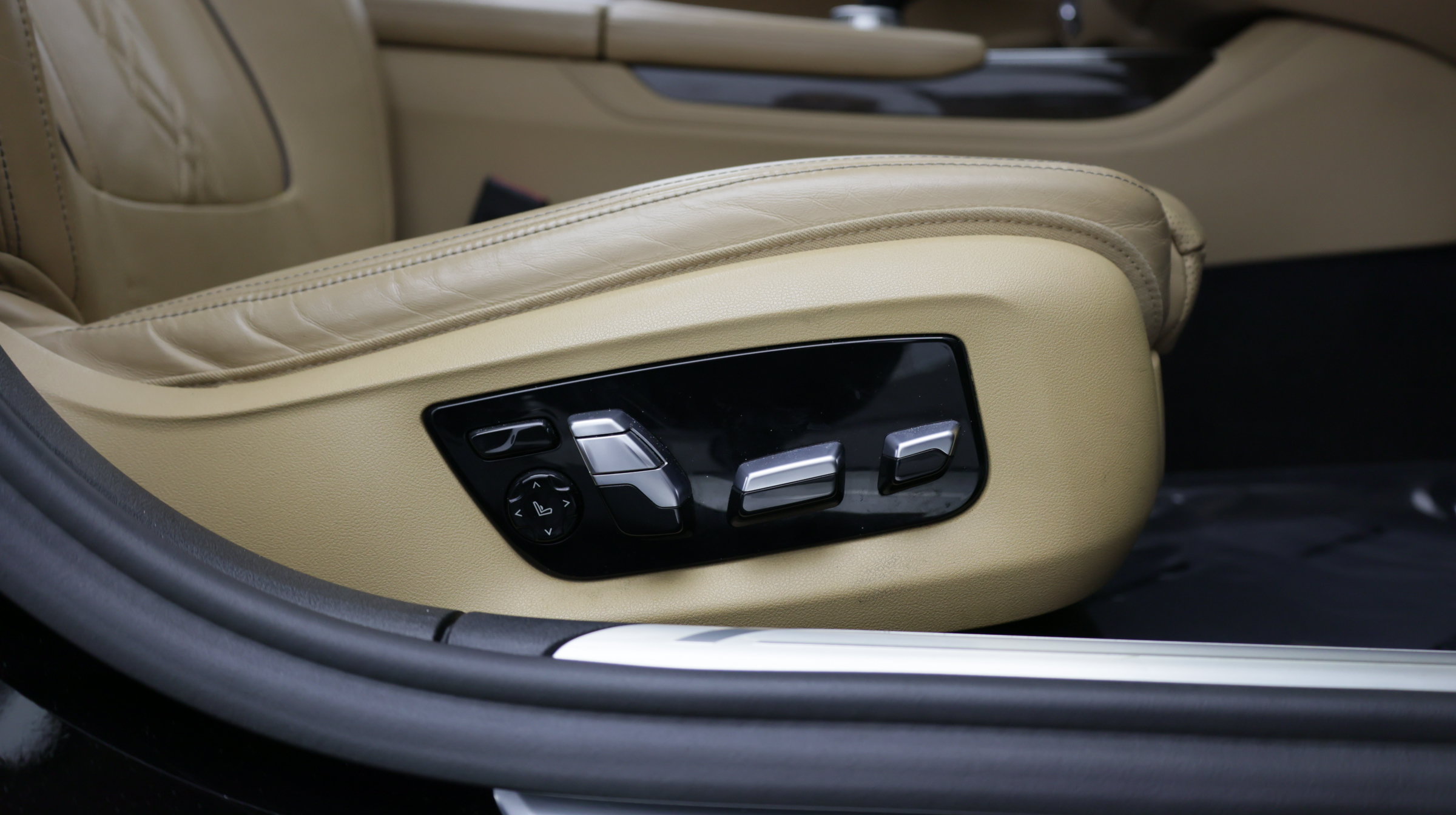 Used 2022 BMW 740i w/ Premium Package RWD image 46
