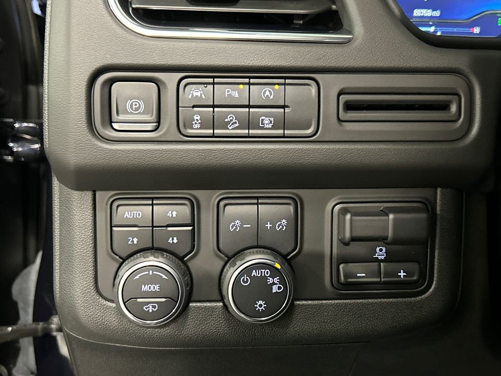 Used 2023 Chevrolet Tahoe Z71 w/ Z71 Off-Road Package AWD/4WD image 22