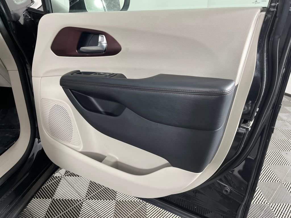 Used 2020 Chrysler Pacifica Limited image 15