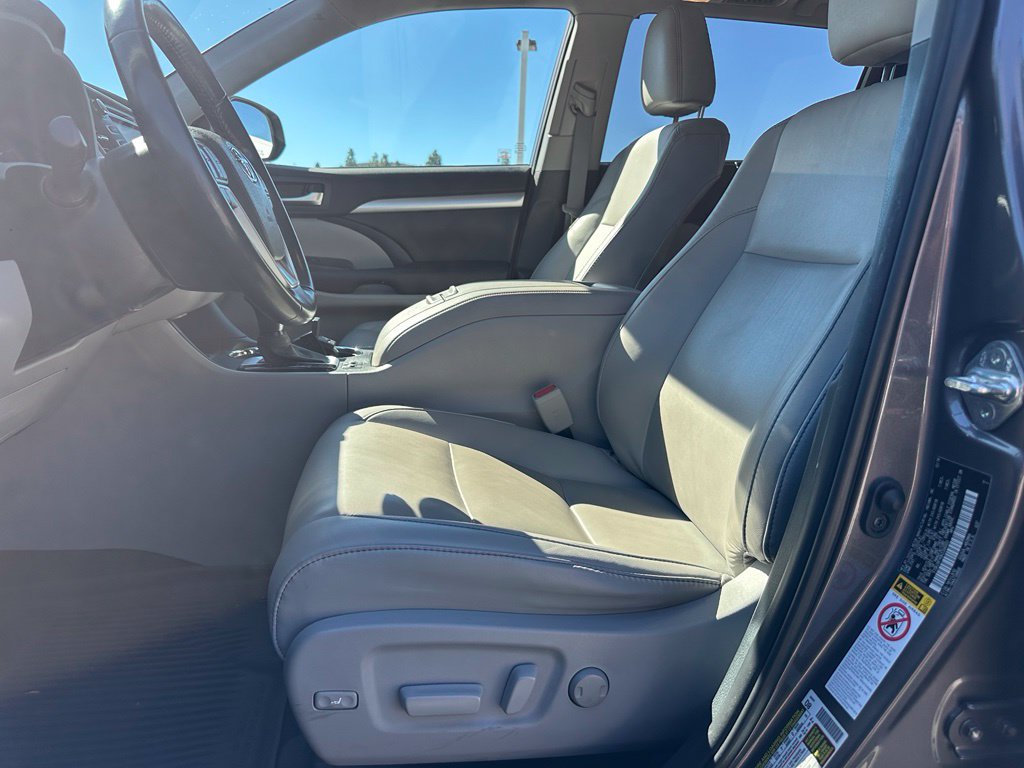 Used 2019 Toyota Highlander XLE FWD image 12