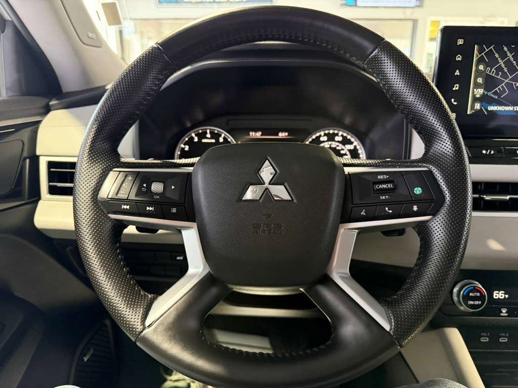 Used 2025 Mitsubishi Outlander Trail Edition image 11