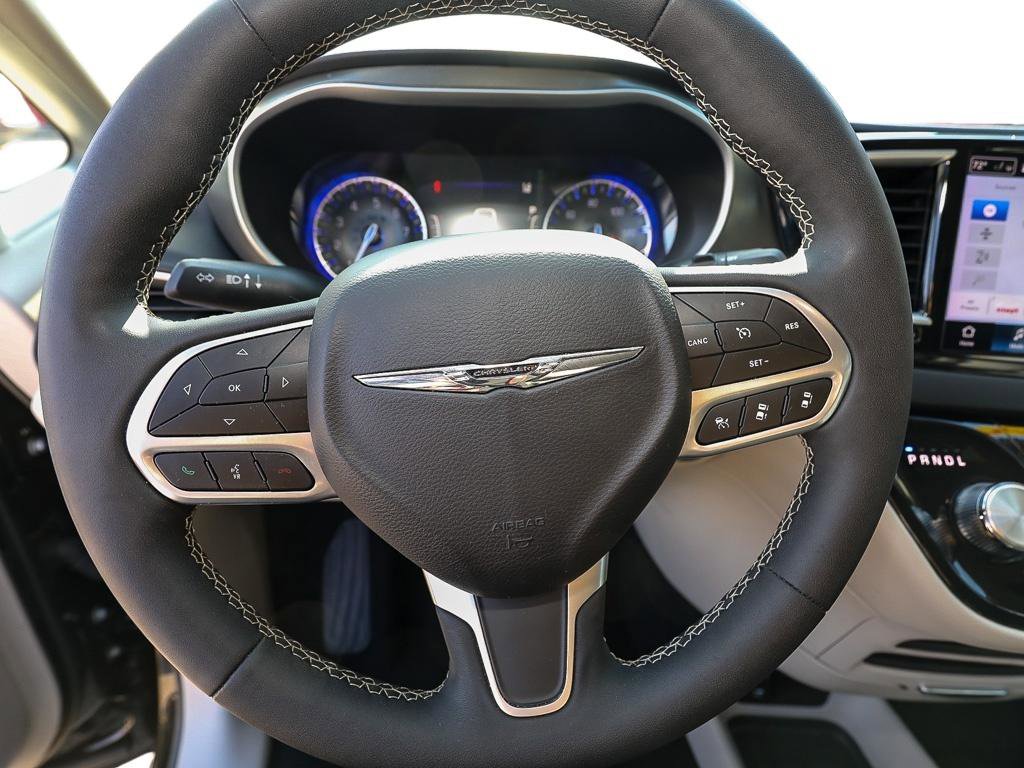 Used 2024 Chrysler Pacifica Touring-L FWD image 15