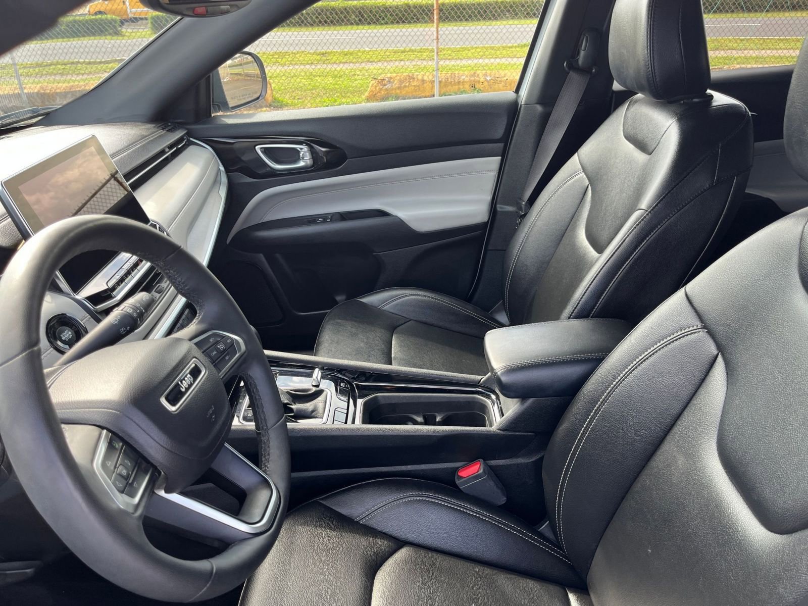 Used 2025 Jeep Compass Limited image 28