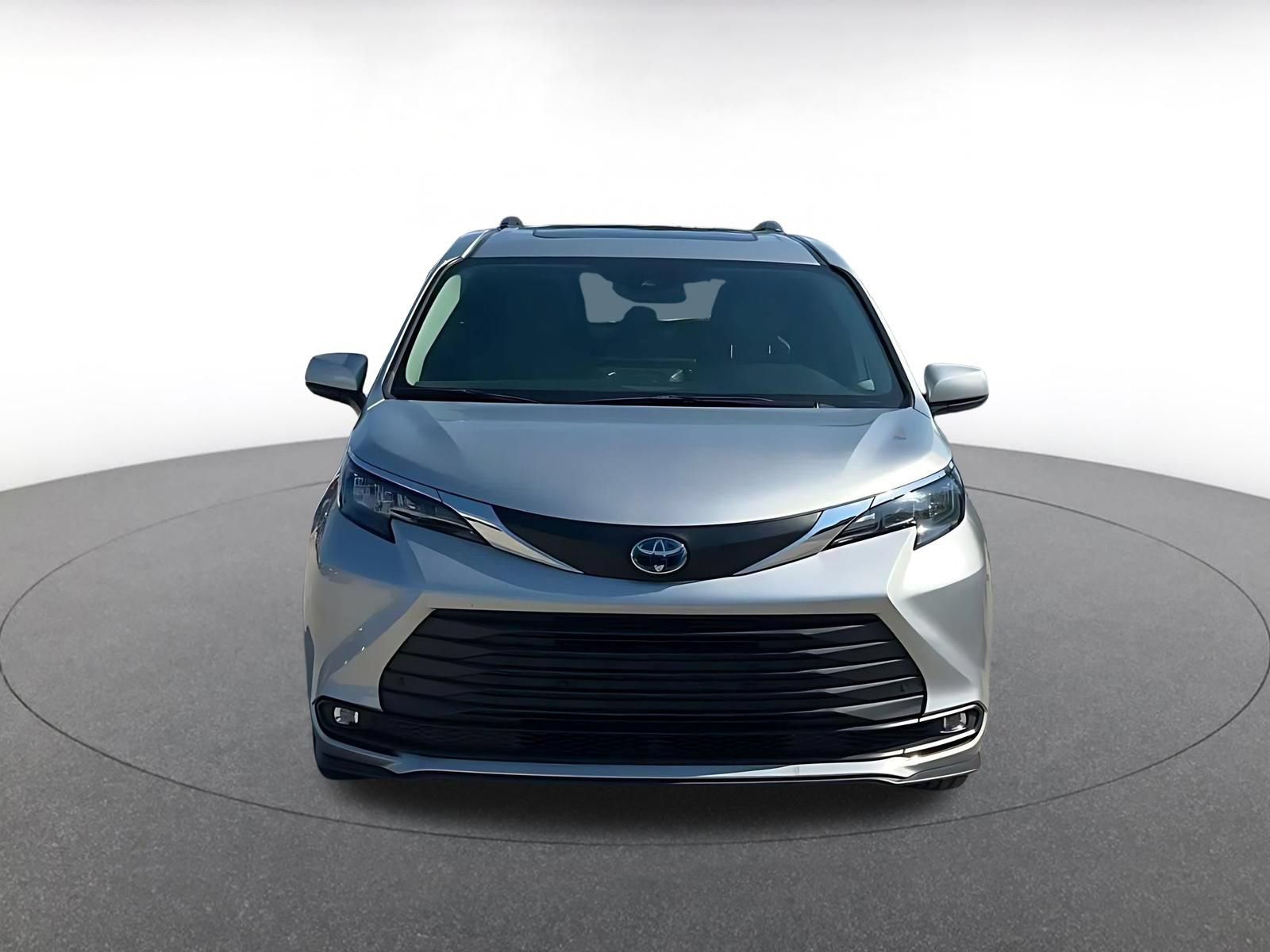 Used 2025 Toyota Sienna XLE FWD image 4