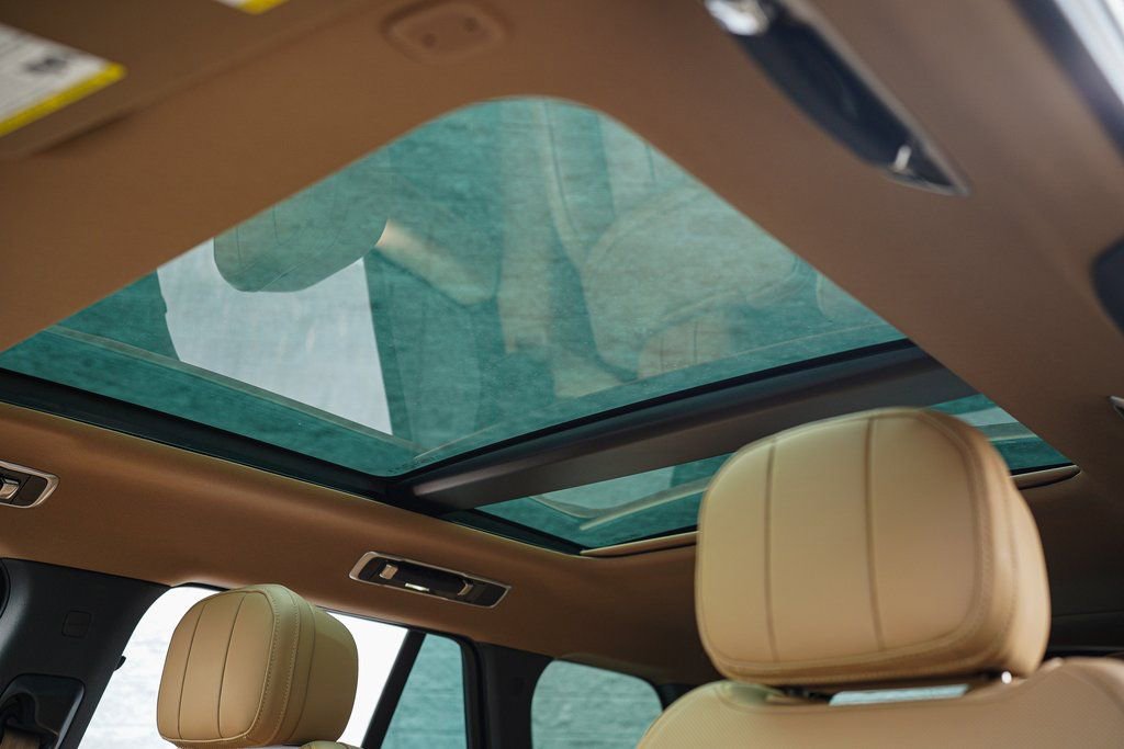 Used 2025 Land Rover Range Rover SE image 34