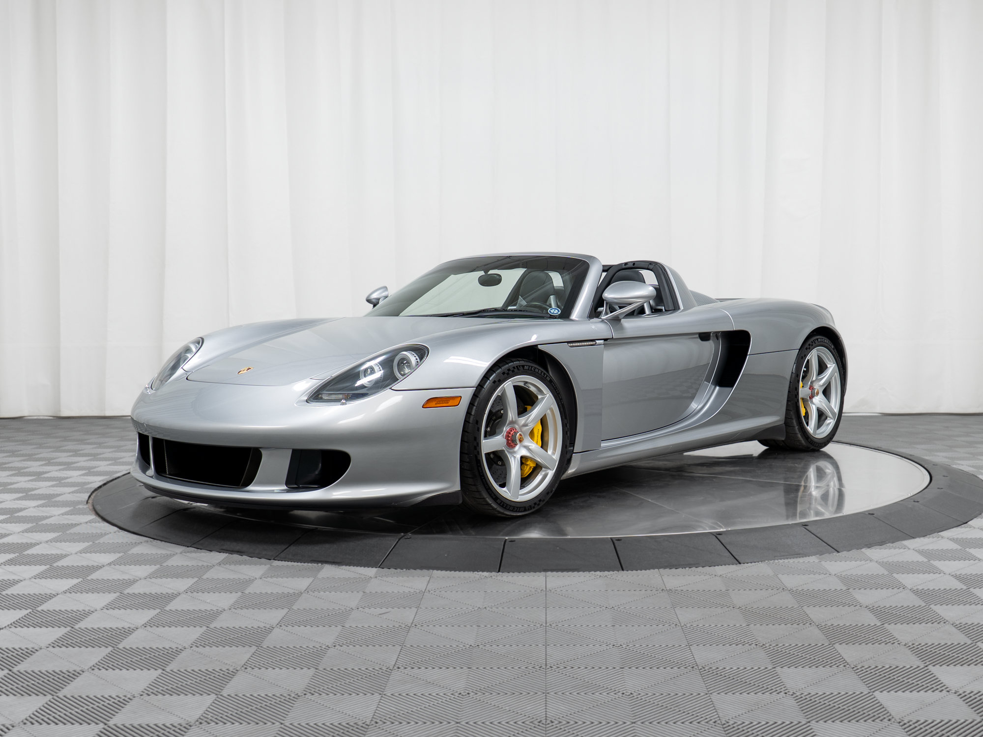 Used 2005 Porsche Carrera GT RWD image 1