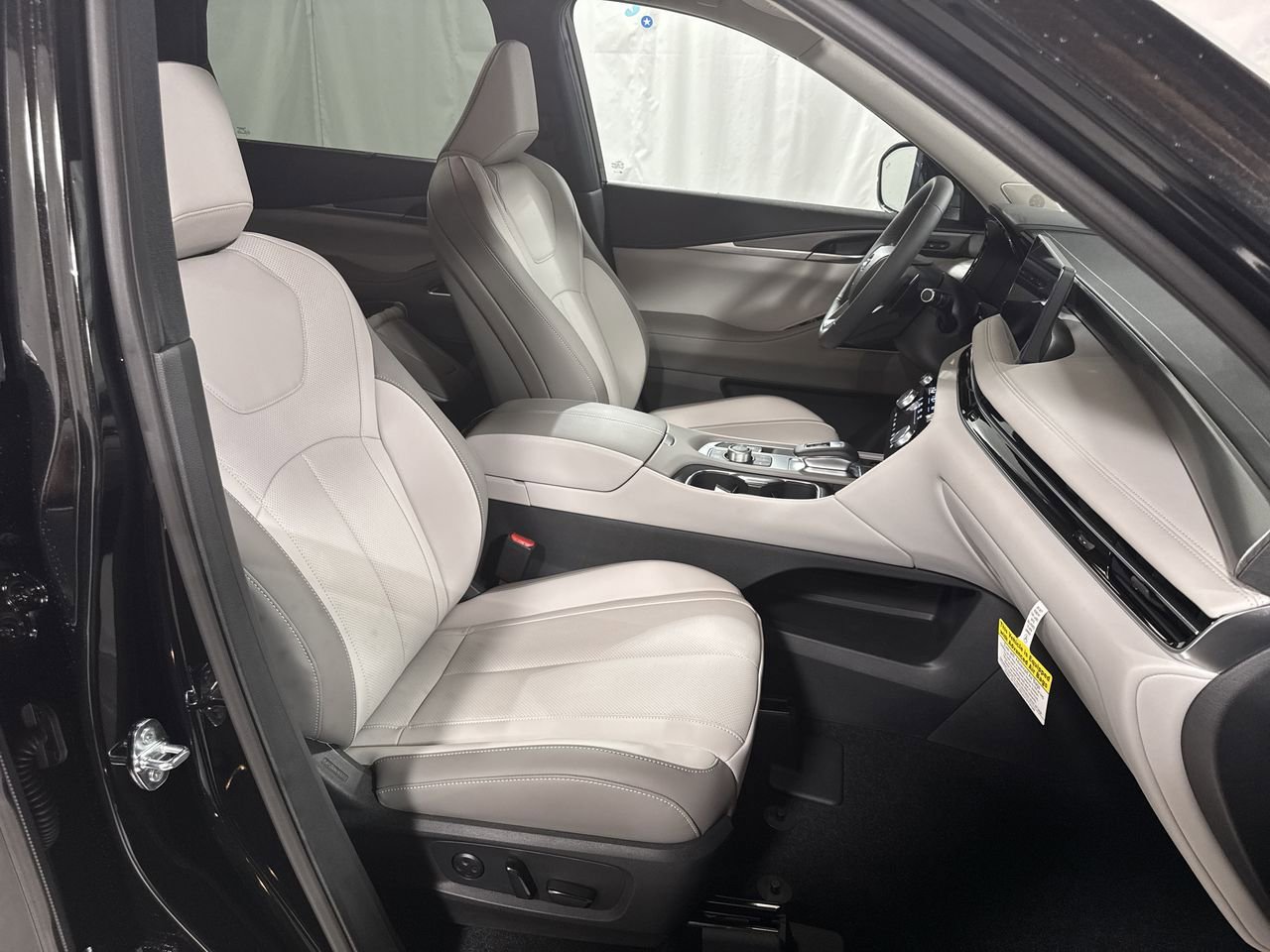 Certified 2026 INFINITI QX60 Luxe w/ Family Package AWD/4WD image 32