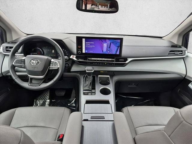Used 2025 Toyota Sienna XLE AWD/4WD image 17