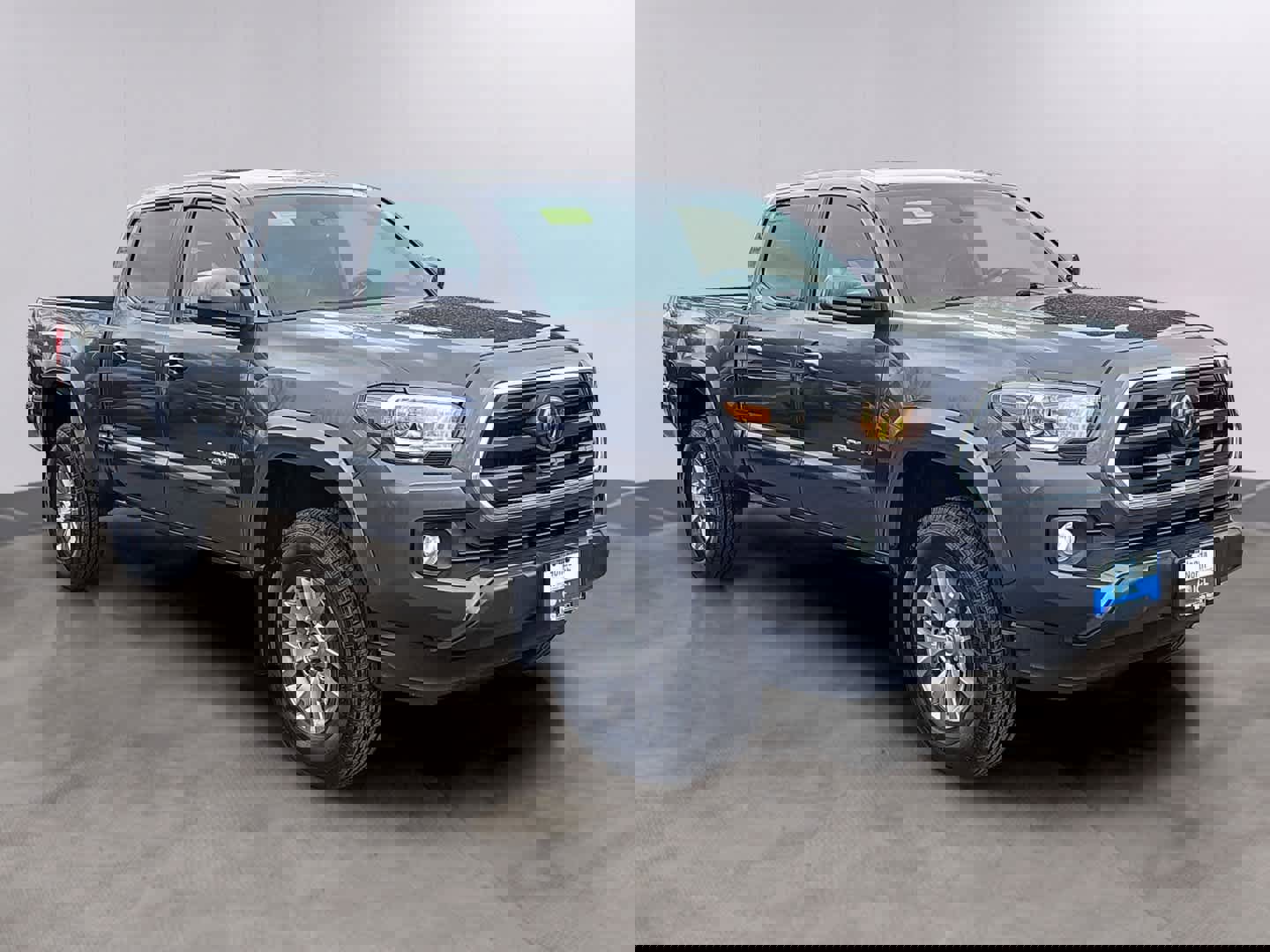 Used 2018 Toyota Tacoma SR5 AWD/4WD image 3