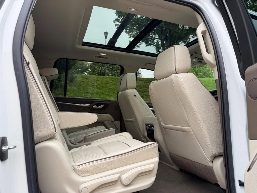 Used 2022 GMC Yukon XL Denali w/ Denali Premium Package AWD/4WD image 10