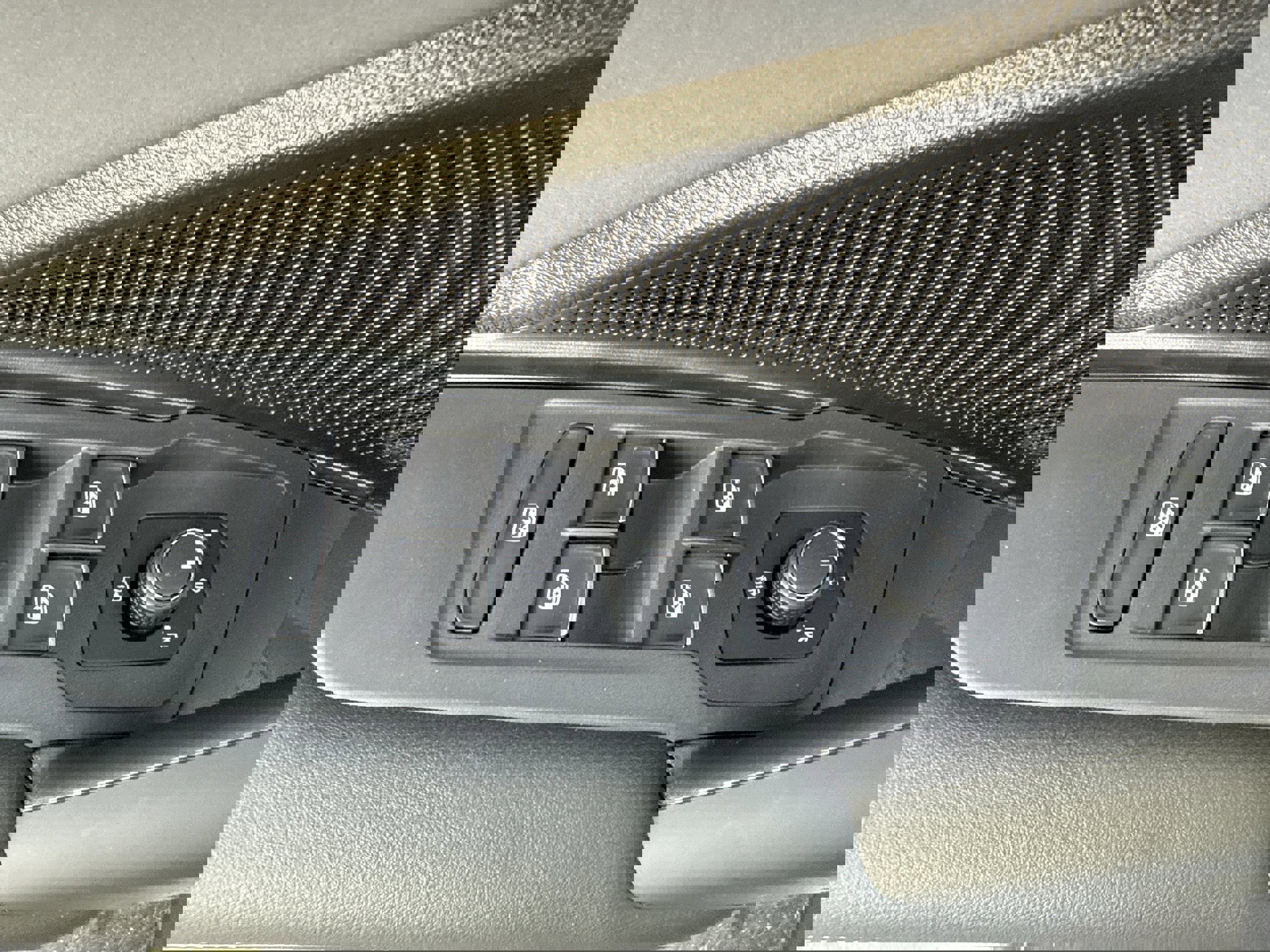 New 2025 Volkswagen Tiguan SE image 12