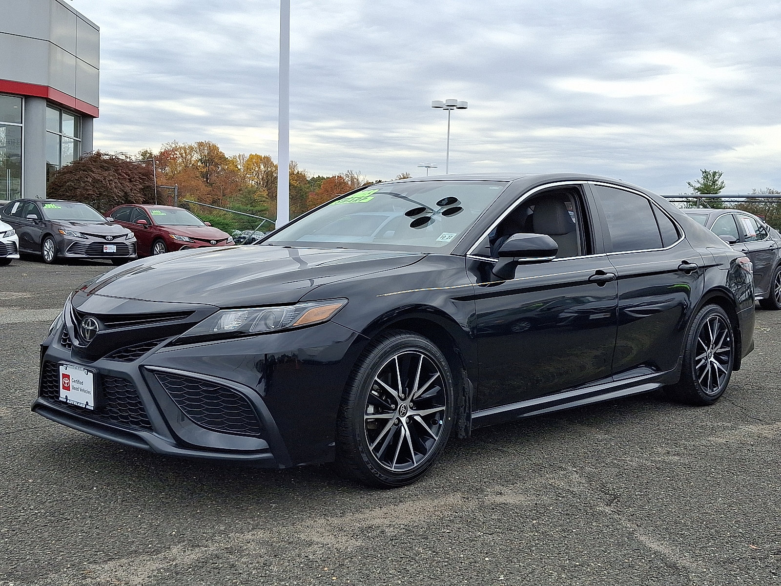 Used 2023 Toyota Camry SE AWD/4WD image 3