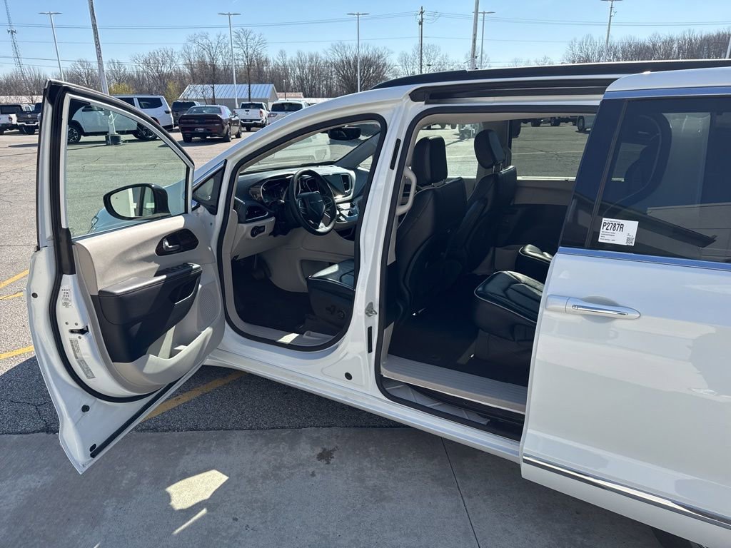 Used 2023 Chrysler Pacifica Limited image 31