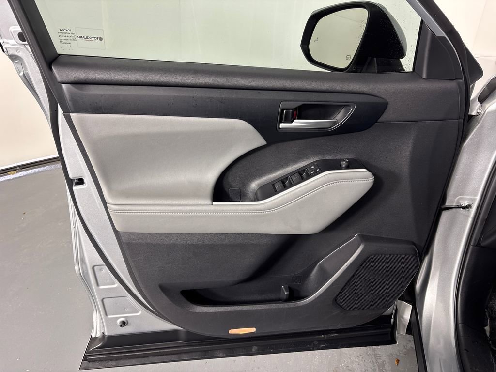 Used 2023 Toyota Highlander XLE image 27