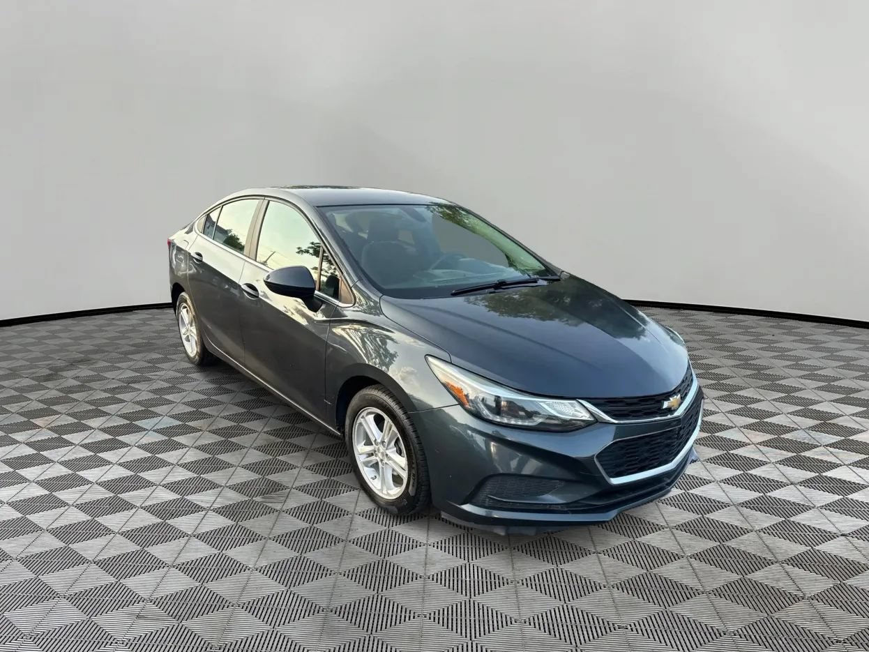 Used 2018 Chevrolet Cruze LT FWD image 1