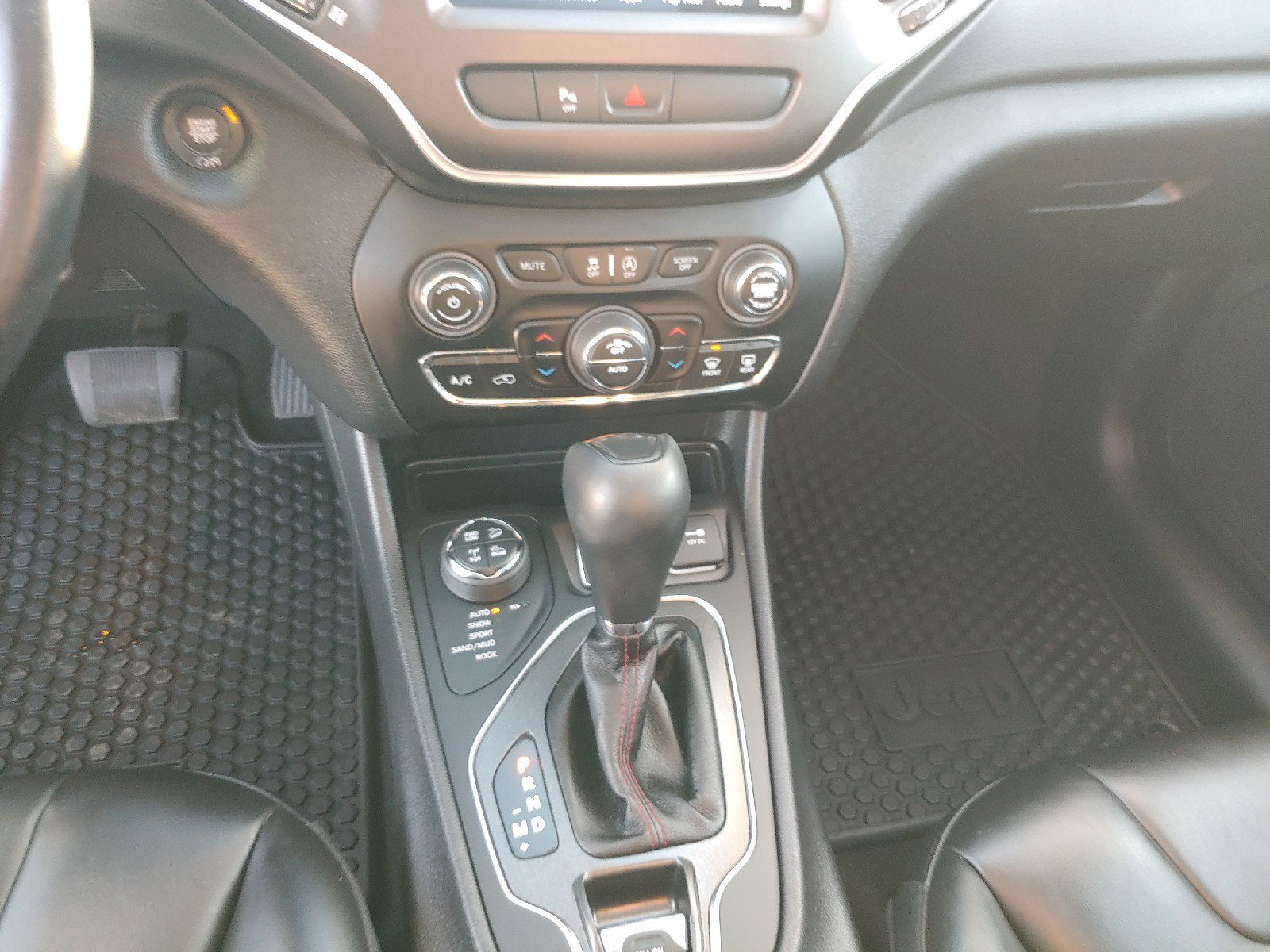 Used 2020 Jeep Cherokee Trailhawk w/ Comfort/Convenience Group image 9