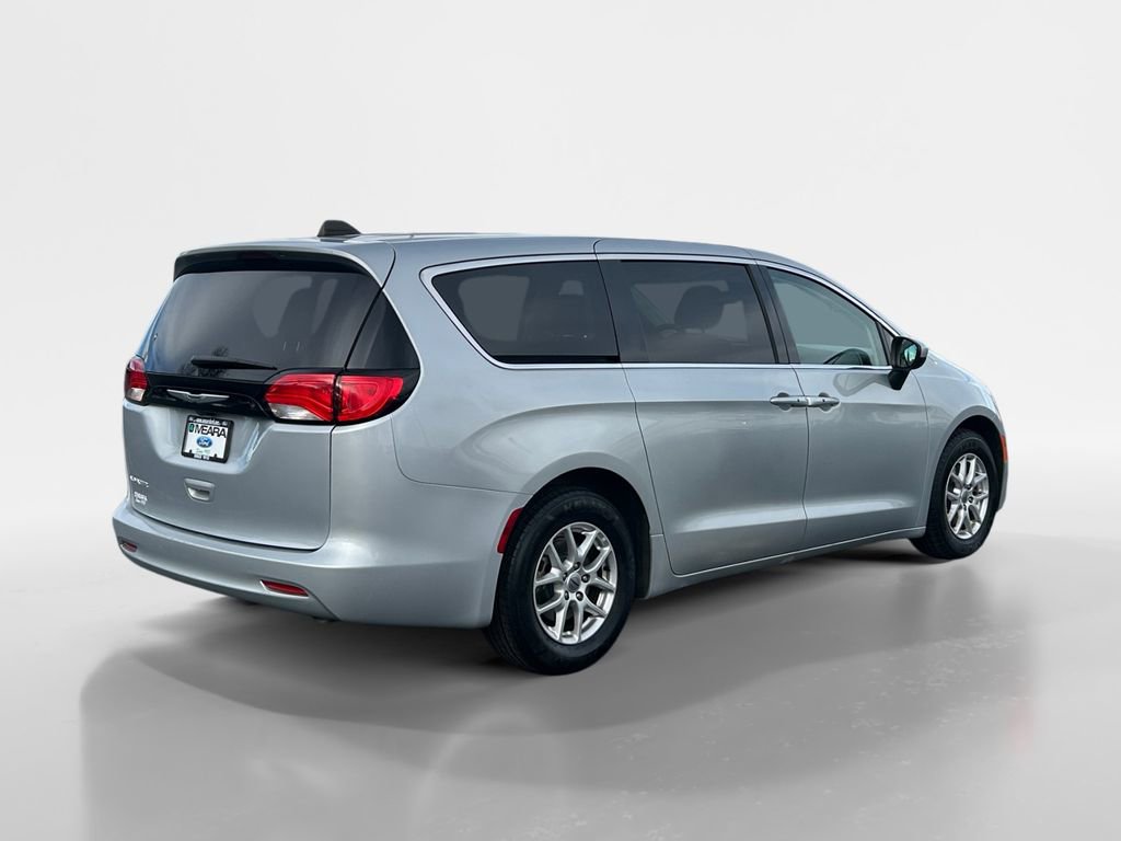 Used 2023 Chrysler Voyager LX image 5