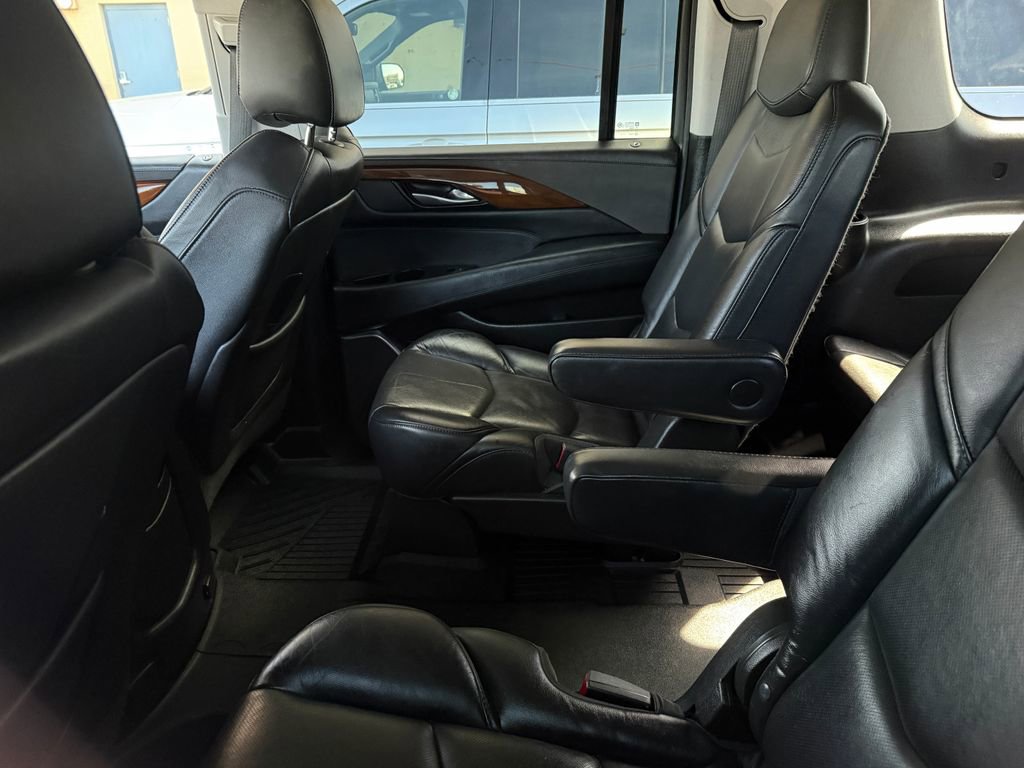 Used 2018 Cadillac Escalade ESV Luxury RWD image 16