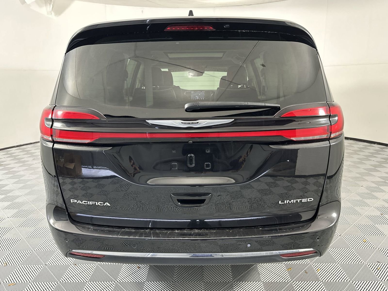 Used 2023 Chrysler Pacifica Limited FWD image 7