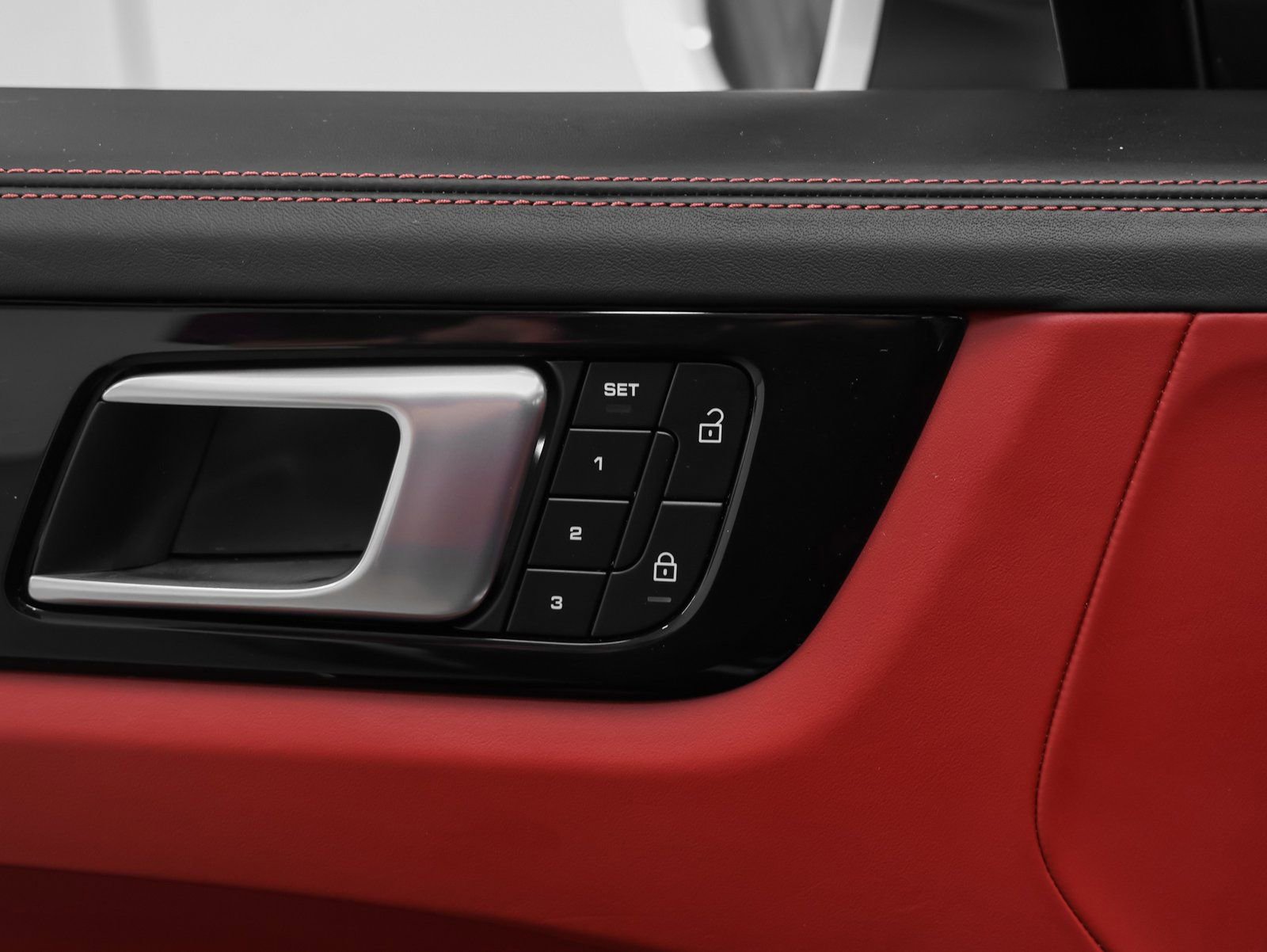 Certified 2022 Porsche Cayenne Platinum Edition image 29