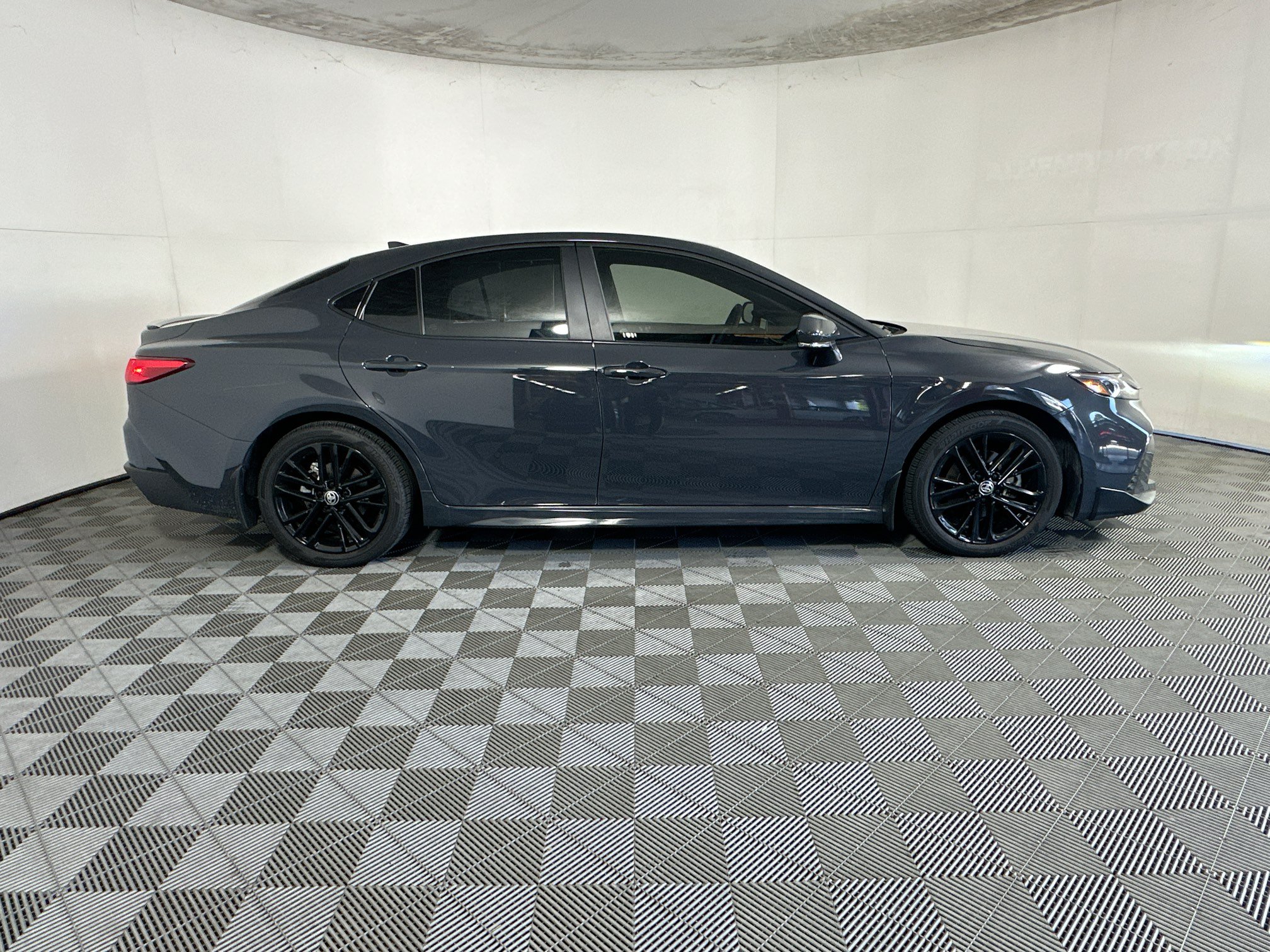 Used 2025 Toyota Camry SE FWD image 2