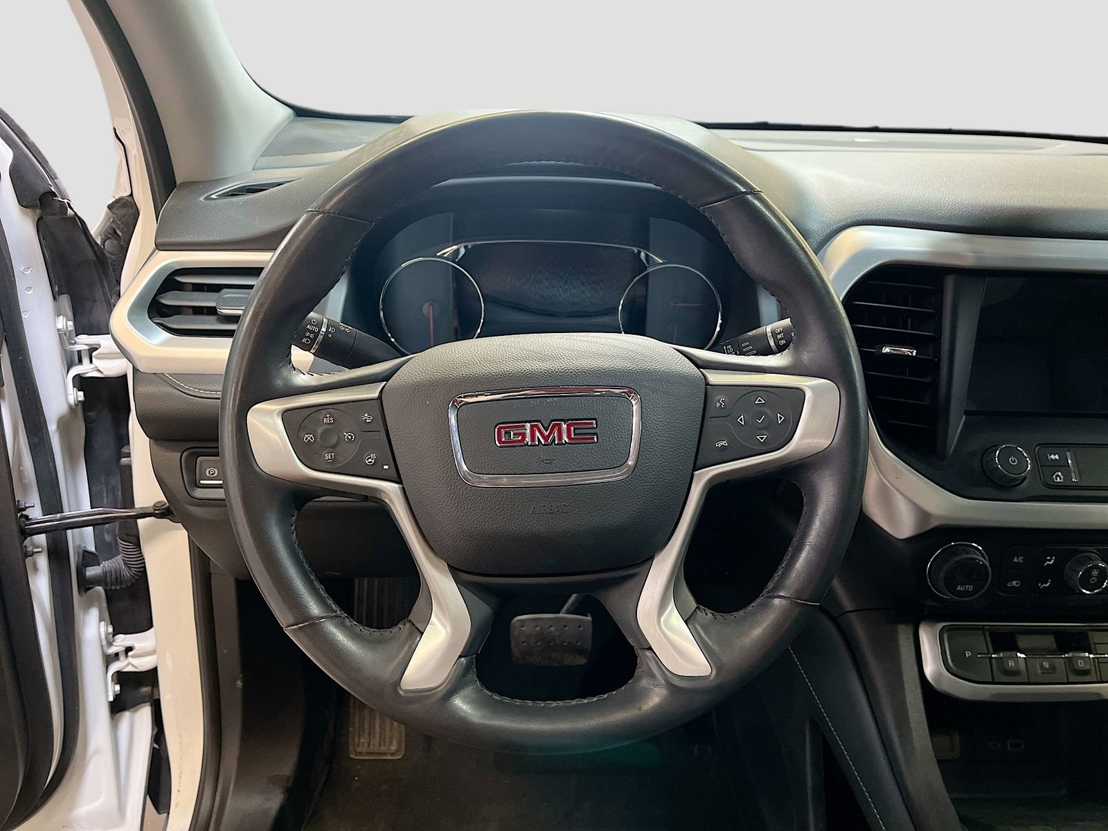 Used 2022 GMC Acadia SLT w/ Technology Package image 11