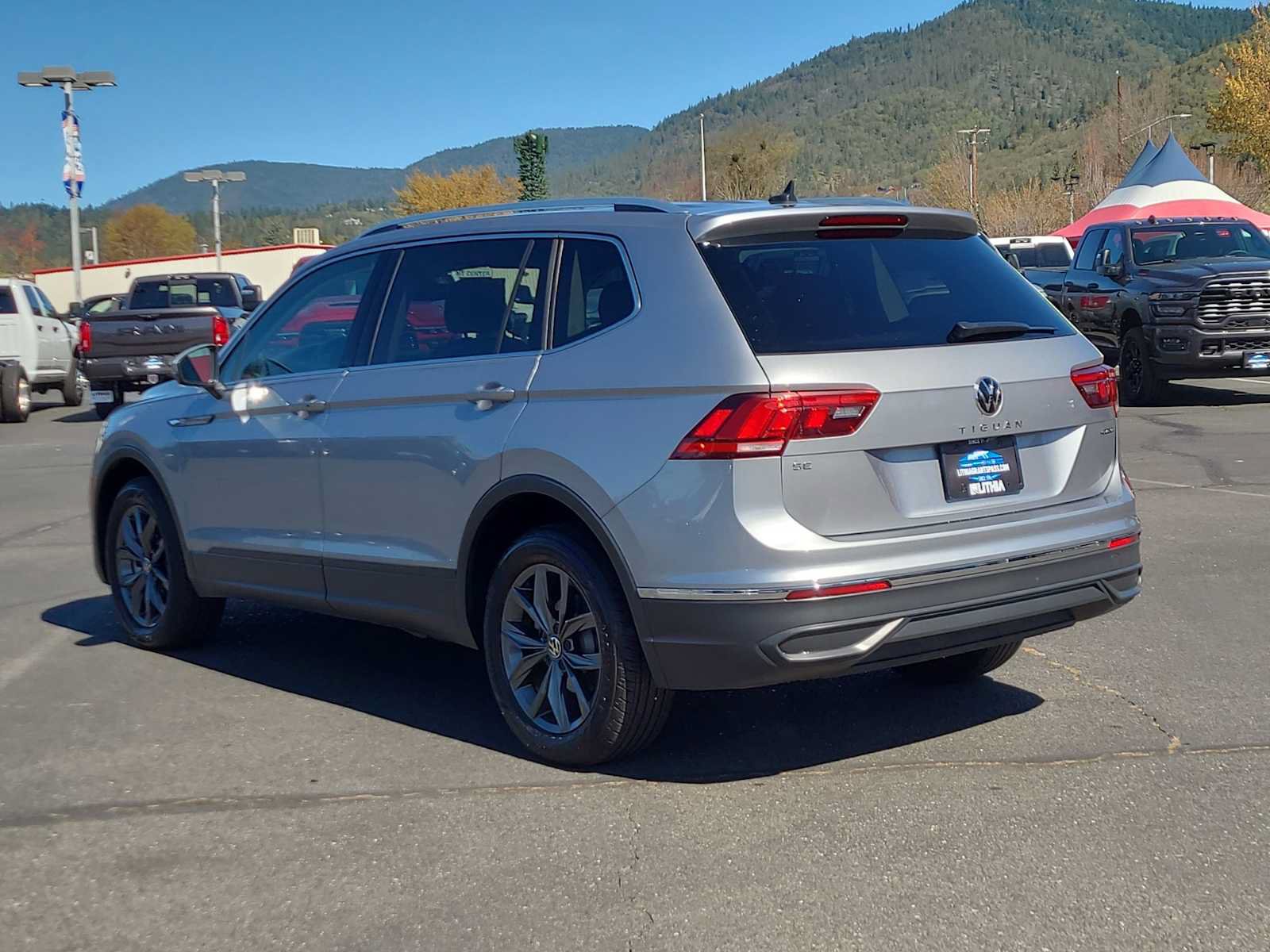 Used 2022 Volkswagen Tiguan SE AWD/4WD image 12