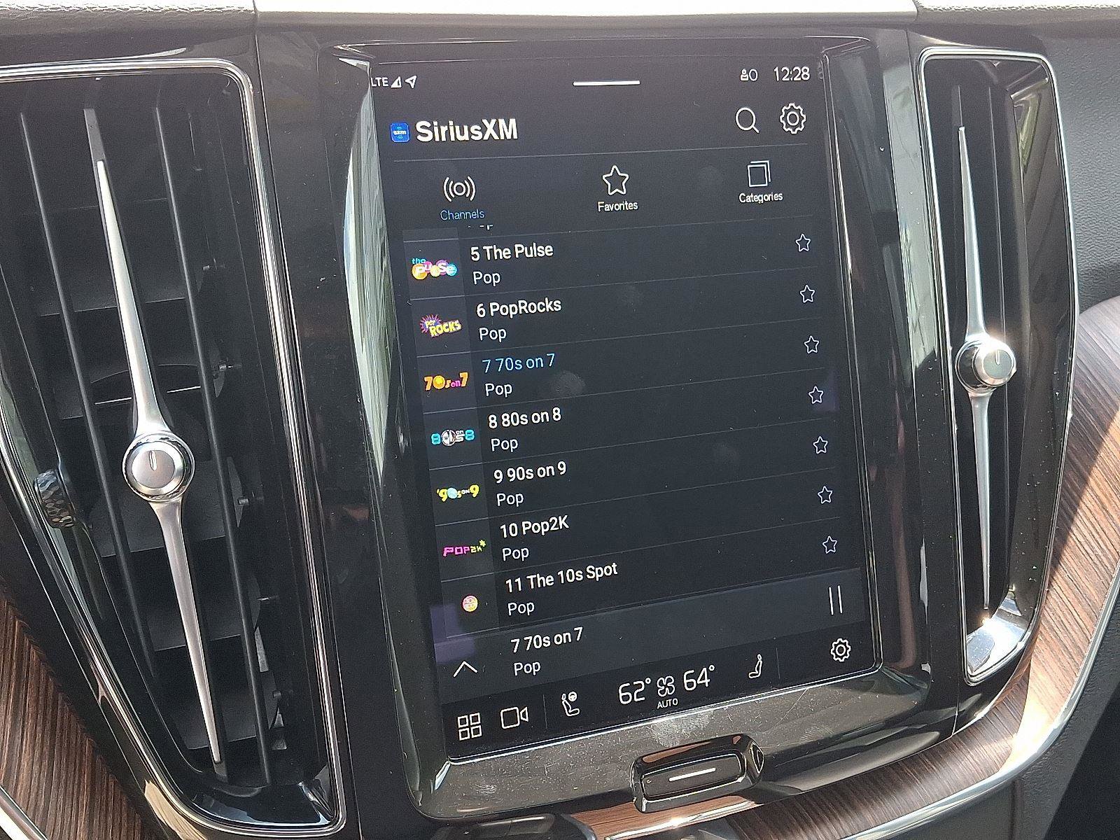 Certified 2022 Volvo XC60 B5 Momentum w/ Climate Package image 17