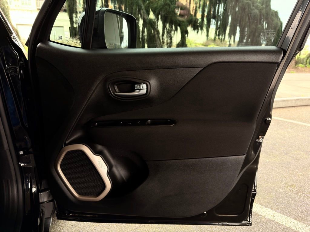 Used 2015 Jeep Renegade Latitude w/ Popular Equipment Group FWD image 27