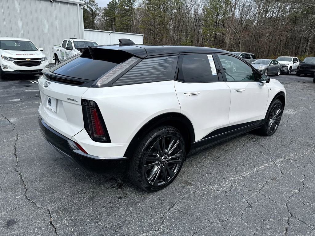 Used 2025 Cadillac Optiq Sport 2 image 32