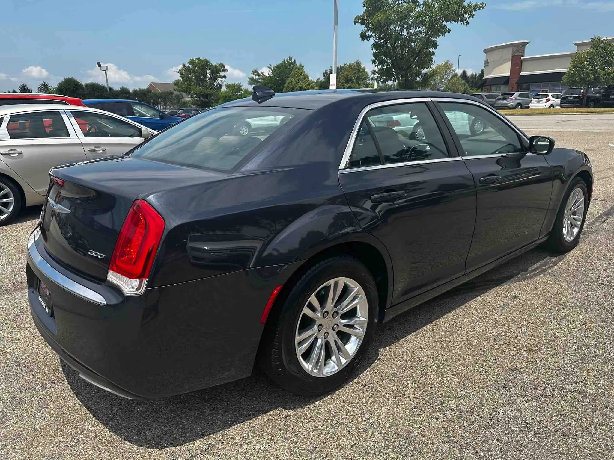 Used 2018 Chrysler 300 Touring w/ Driver Convenience Group image 11
