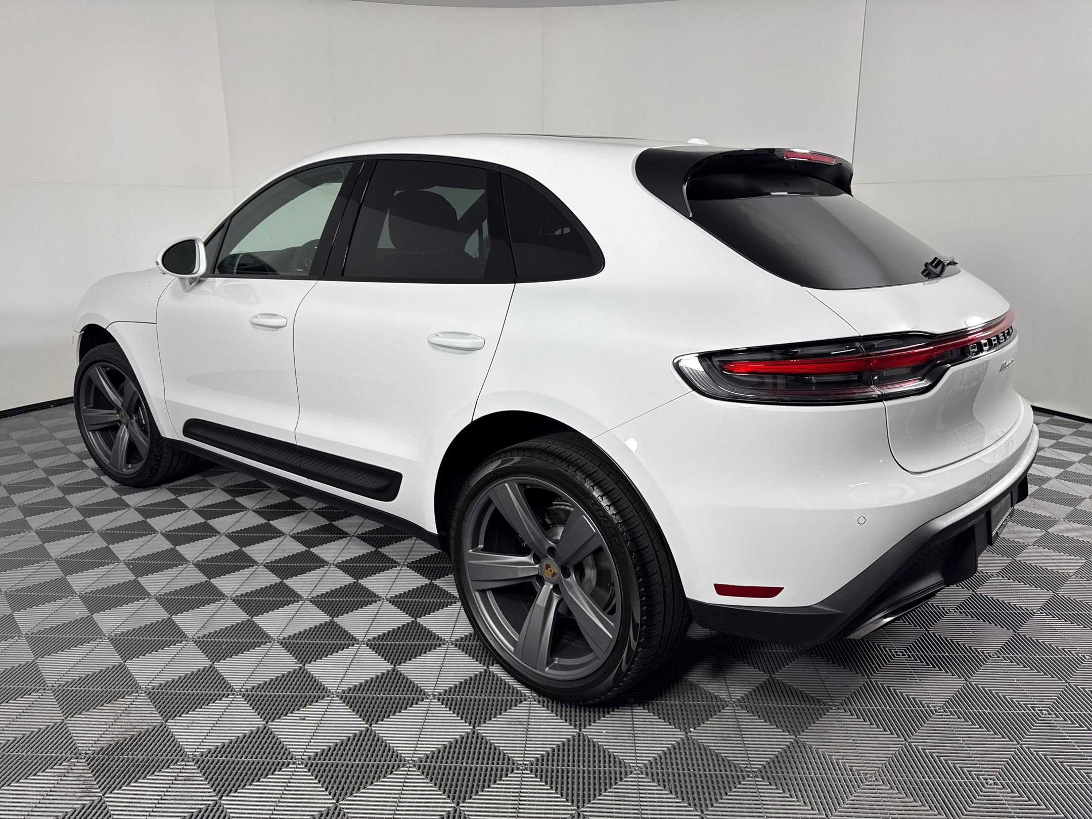 Certified 2026 Porsche Macan image 3