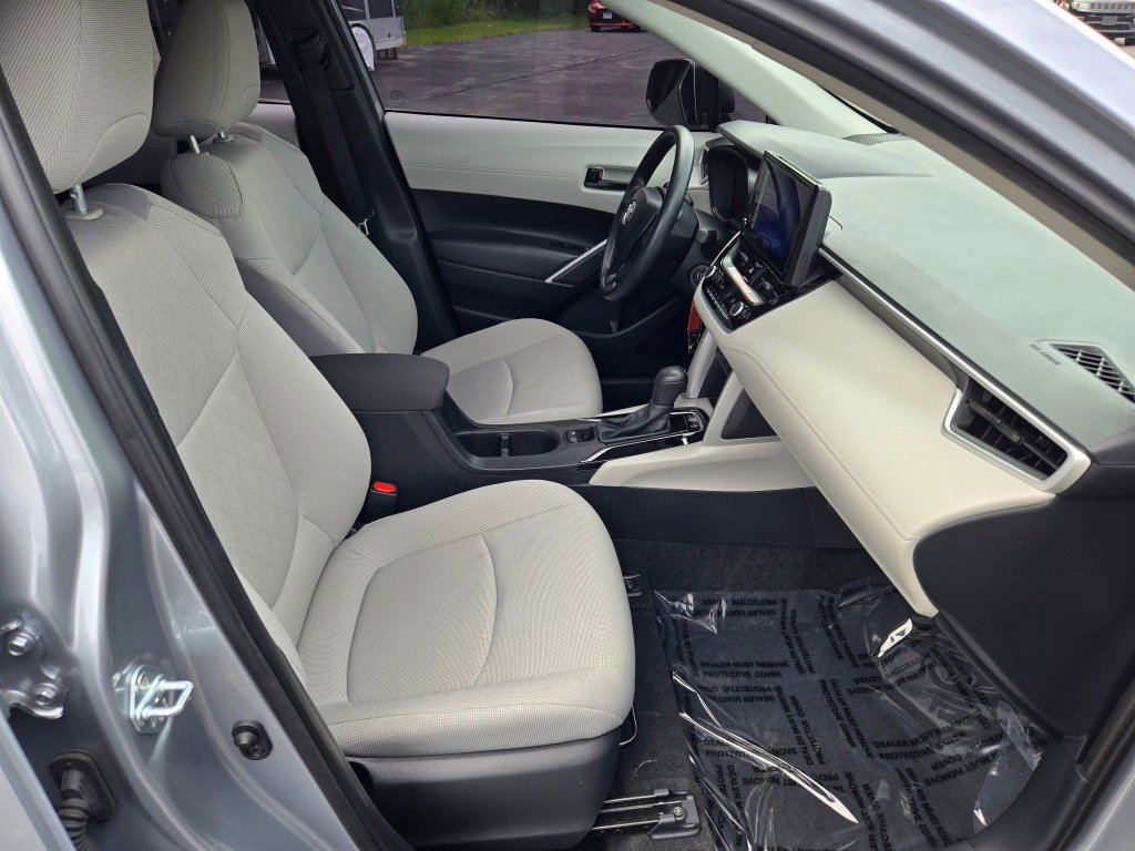 Used 2024 Toyota Corolla Cross L image 6