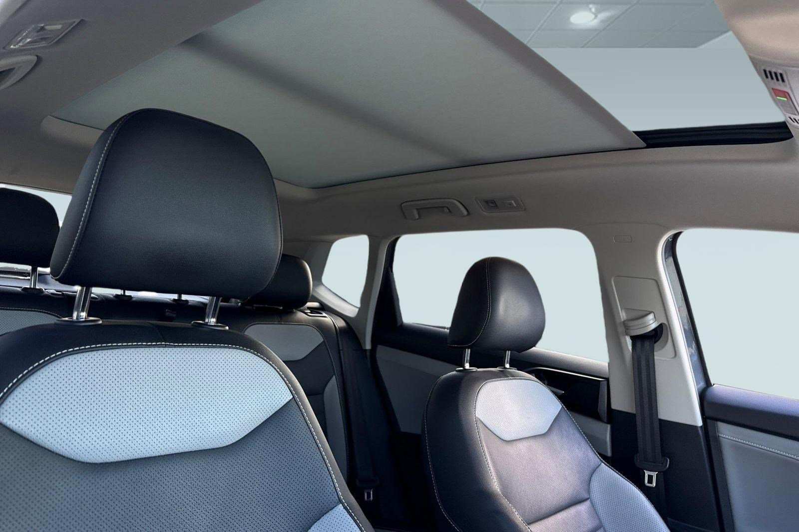 Used 2022 Volkswagen Taos SEL image 14