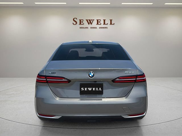Certified 2025 BMW 530i xDrive w/ Premium Package AWD/4WD image 4