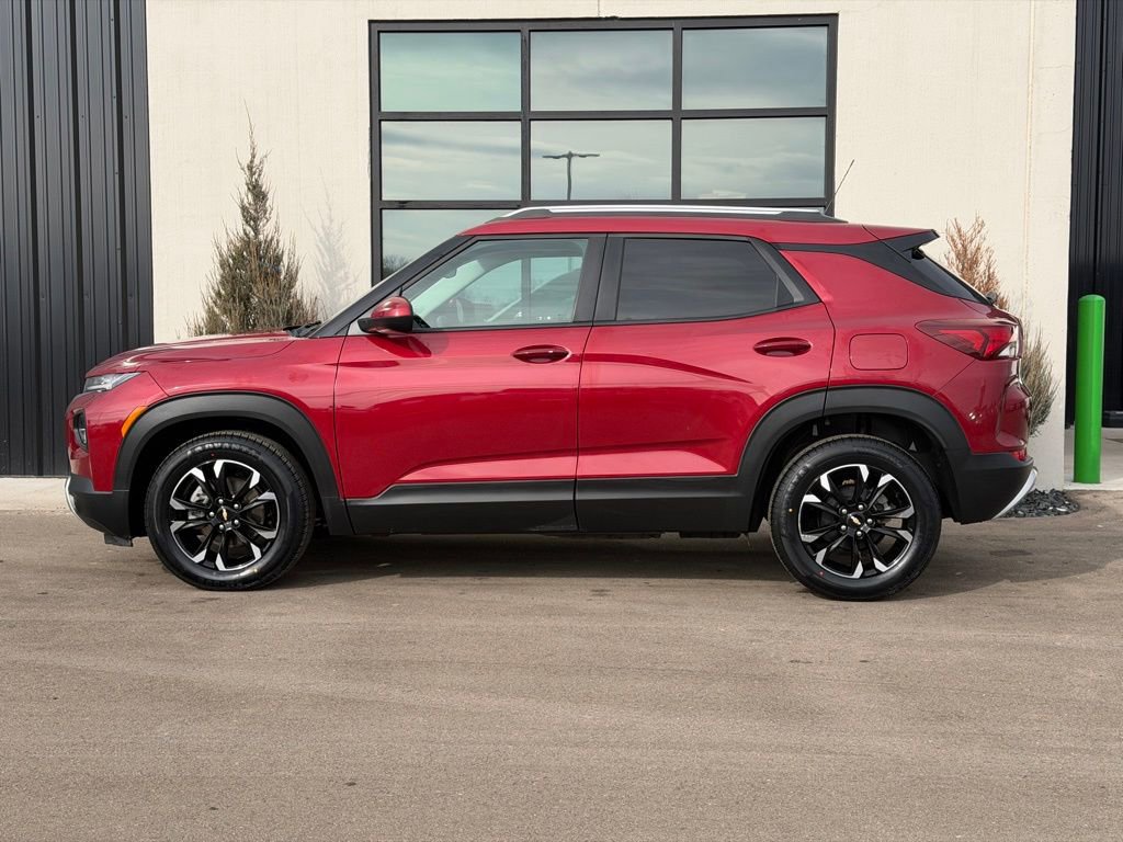 Used 2021 Chevrolet TrailBlazer LT image 2