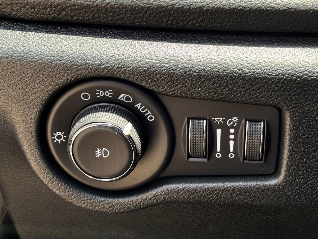 New 2025 Chrysler Pacifica Limited w/ Uconnect Theater Family Group image 18