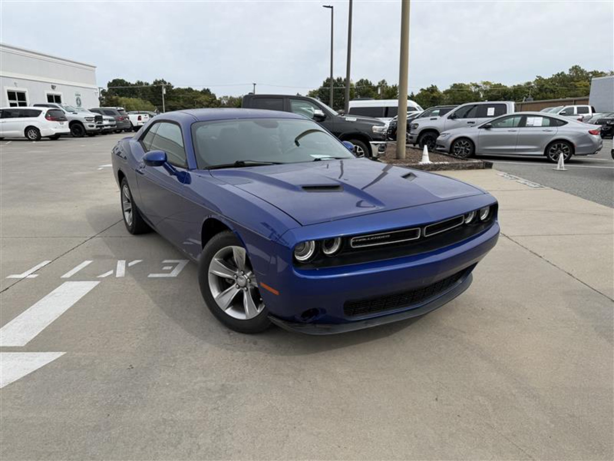 Used 2020 Dodge Challenger SXT RWD image 7